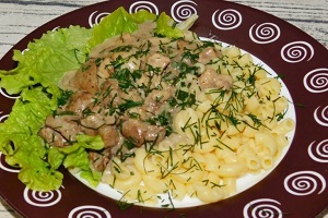 Свинина с куриной печенью тушенная в вине с зеленым луком