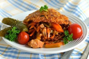 Свинина с морковью и огурцами на драниках