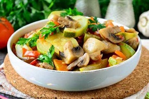 Тушеные грибы с овощами