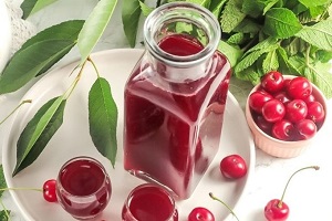 Вишневая наливка с косточками
