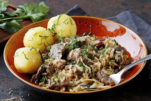 Гуляш из говядины и кислой капусты