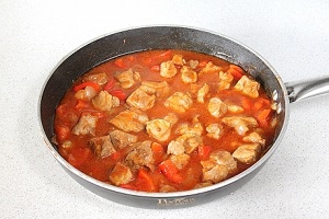 Гуляш из свинины на сковороде