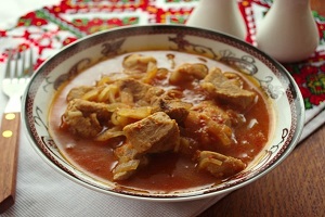 Гуляш из свинины с овощами
