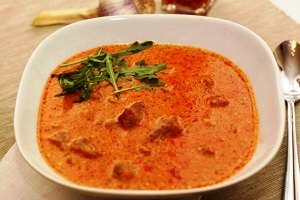 Гуляш из свинины с помидорами