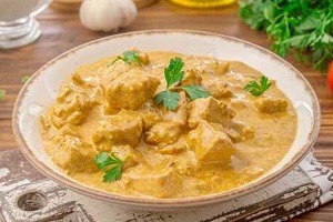 Гуляш из свинины со сметаной