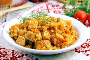 Гуляш из телятины и квашеной капусты