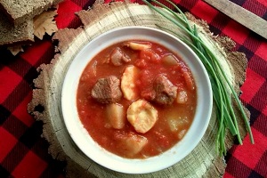 Гуляш по-венгерски с клецками