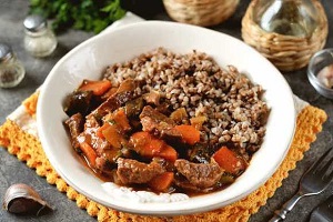 Гуляш с гречкой