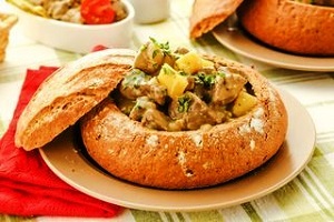 Гуляш в хлебе