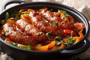Колбаски с луком и перцем