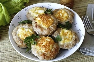 Мясные ватрушки с грибами и сыром