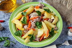 Оленина с картошкой в духовке
