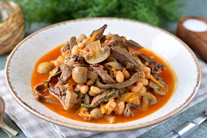 Свиное сердце с фасолью и грибами
