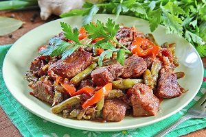Жаркое из свинины и зеленой фасоли