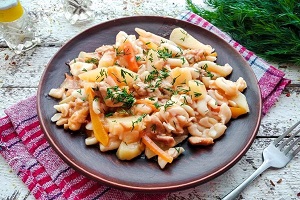Жаркое с курицей и макаронами