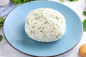 Домашний сыр с зеленью и чесноком