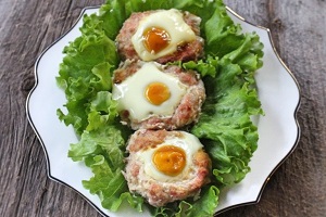 Гнезда из фарша с яйцом