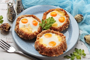 Гнезда из фарша с перепелиными яйцами