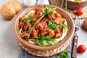 Гуляш из индейки с подливкой