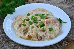 Кальмары жаренные с луком в сметане