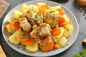 Кролик с картошкой в рукаве