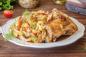 Курица запеченная с капустой
