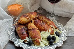 Куриные кебабы в беконе