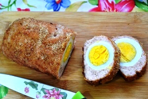 Мясной рулет из фарша с яйцом