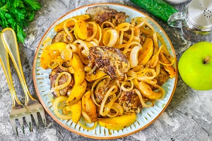 Печень по-берлински с яблоками и луком