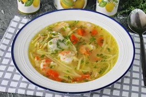 Суп с курицей и креветками