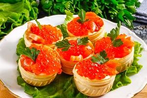 Тарталетки с красной рыбой и икрой
