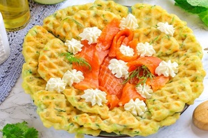 Вафли из цукини с лососем и сливочным сыром