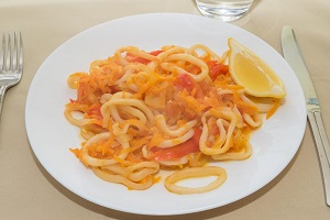 Жареные кальмары с овощами
