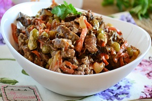 Cалат из куриной печени с зеленым горошком