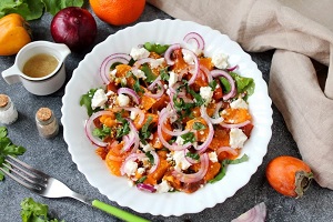 Французский салат из хурмы с козьим сыром
