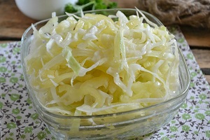 Капуста маринованная с перцем и луком