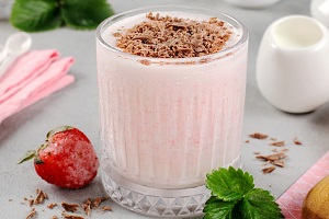 Коктейль из мороженого и клубники
