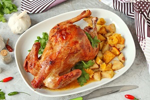 Курица запеченная с яблоками и апельсинами