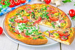 Пицца с солеными огурцами колбасой и помидорами