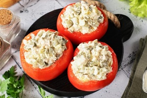 Помидоры фаршированные мясным салатом