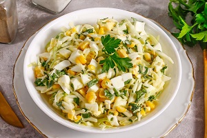 Салат из капусты с кукурузой и яйцом
