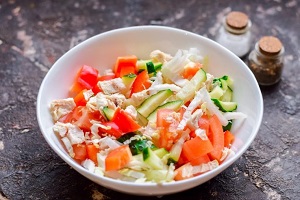 Салат Яркий праздник с курицей
