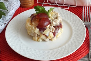 Салат Мадам с курицей и виноградом