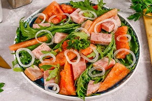 Салат с арбузом и ветчиной