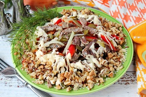 Салат с говядиной и грецкими орехами