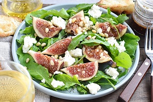 Салат с инжиром и козьим сыром