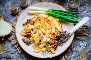 Салат с яичными блинчиками и печенью
