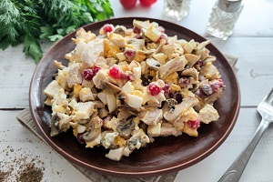 Салат с курицей и брусникой