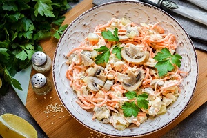 Салат с курицей и маринованными шампиньонами