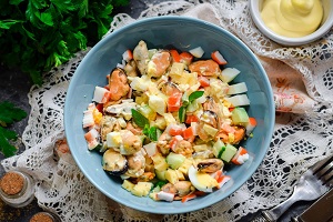 Салат с мидиями и крабовыми палочками